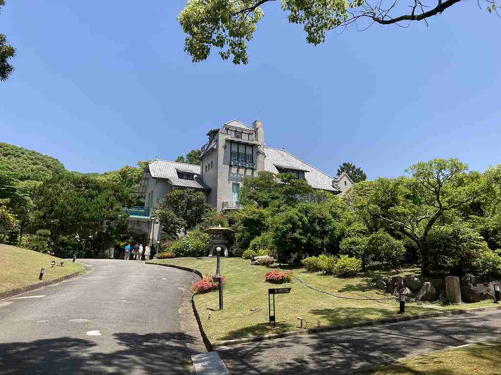 「LE UN ルアン神戸迎賓館」建物と緑あふれる庭の風景