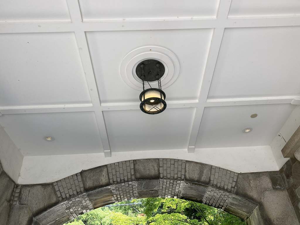 「LE UN ルアン神戸迎賓館」天井から下がる古い電灯