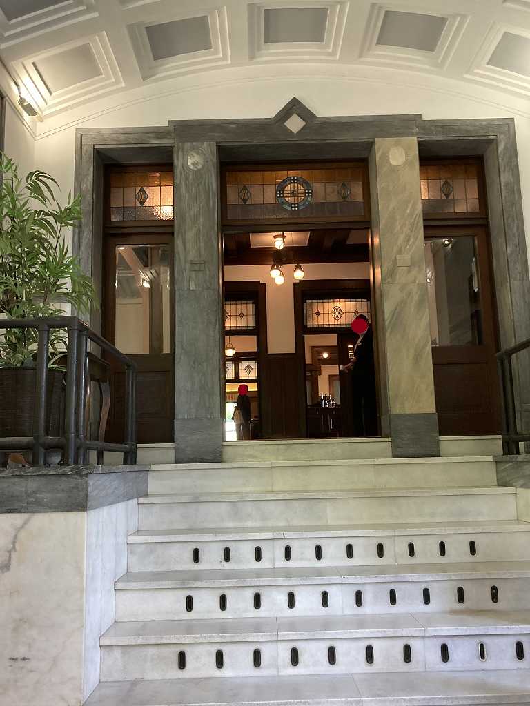 「LE UN ルアン神戸迎賓館」ファサード大理石の階段とステンドグラスの美しいドア