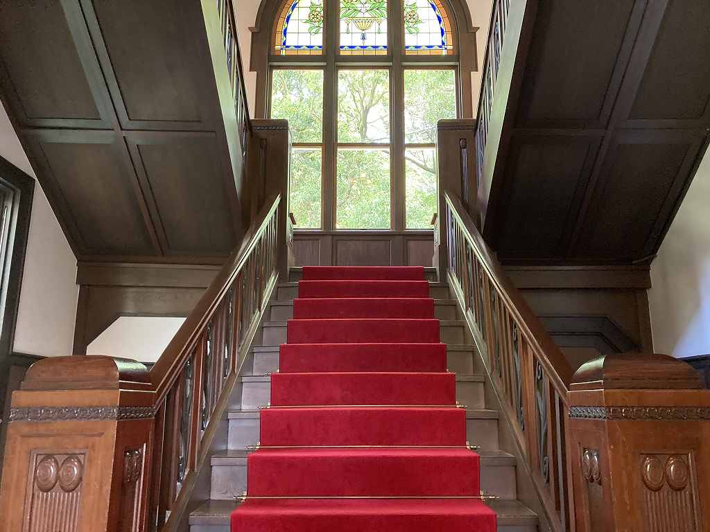 「LE UN ルアン神戸迎賓館」内部の木製階段は深紅の絨毯敷
オークの手すりも綺麗です。