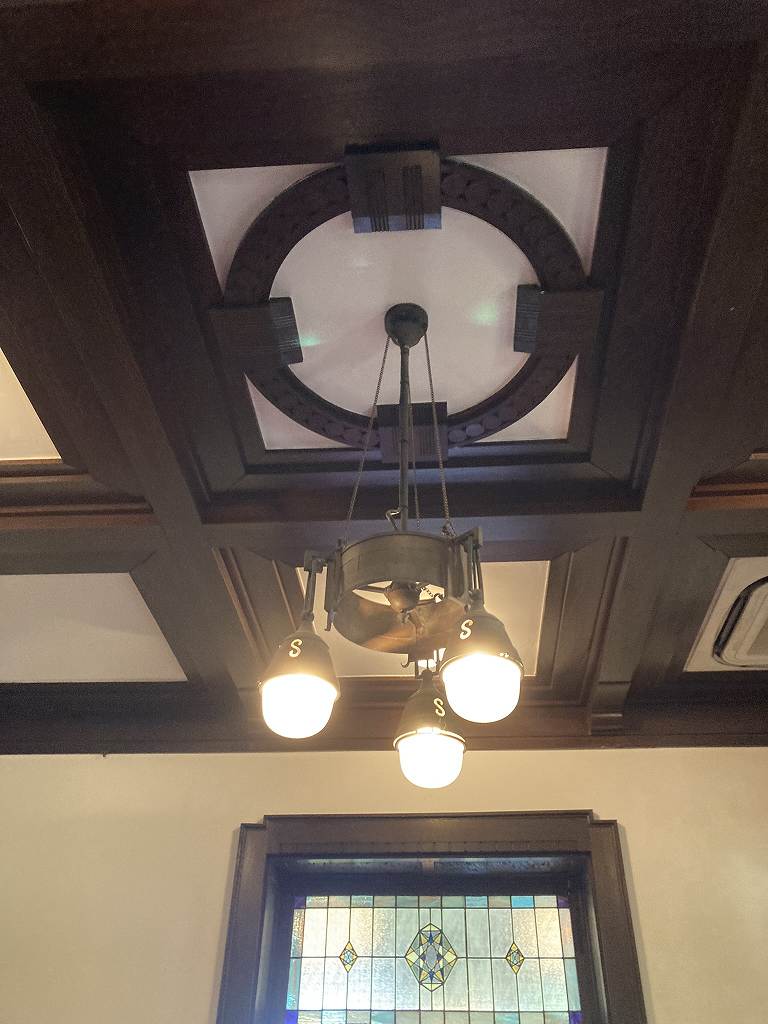 「LE UN ルアン神戸迎賓館」古い真鍮の3燈電傘