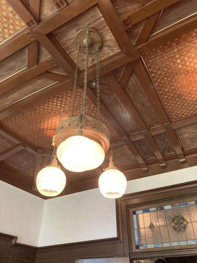 「LE UN ルアン神戸迎賓館」真鍮とガラスの吊り下げ電傘。シャンデリア