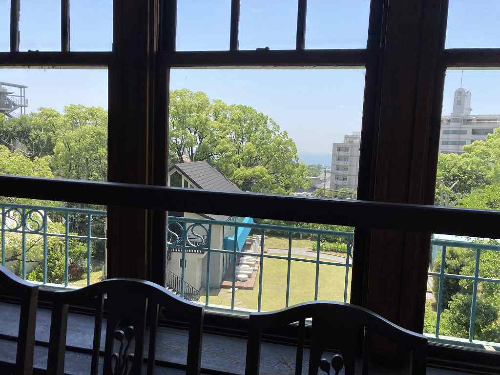 「LE UN ルアン神戸迎賓館」2階大広間から瀬戸内海の眺望。正面マンション奥にわづかに見える