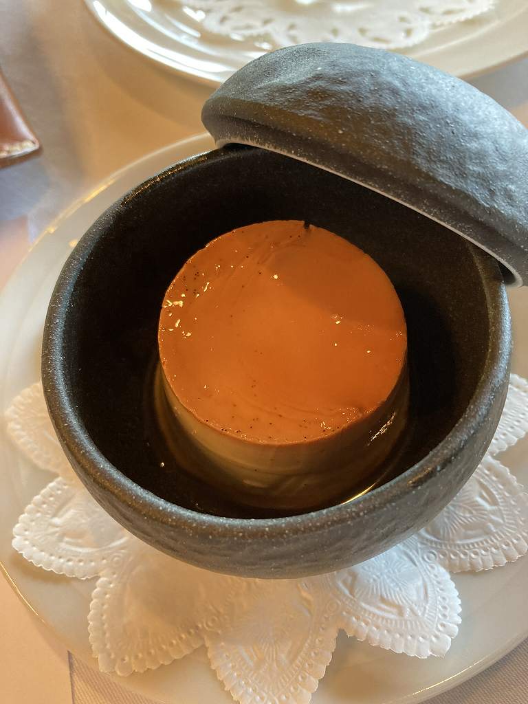 「LE UN ルアン神戸迎賓館」アフタヌーンティ  丸い焼き物の器に入ったプリン