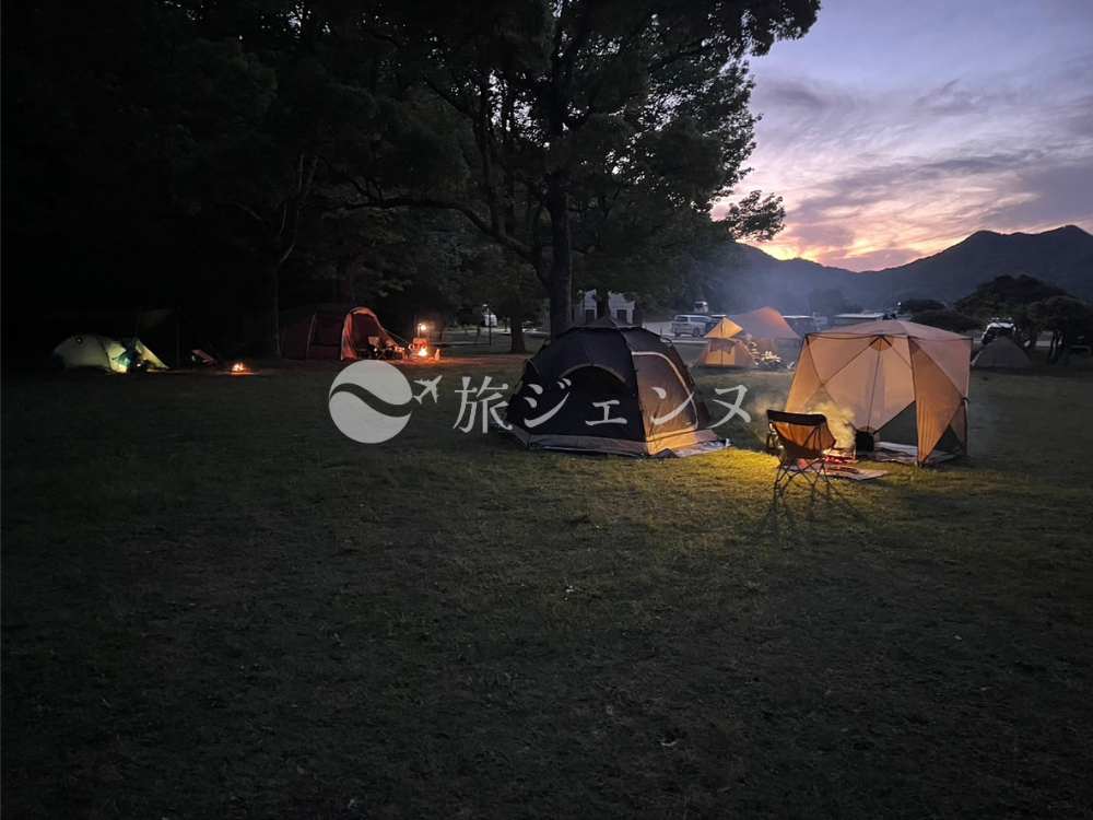 田の浦野営場の夕暮れの空とテント